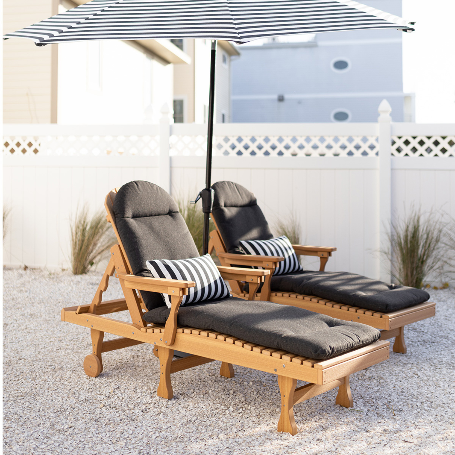 outdoor furniture lounge chair with cushion