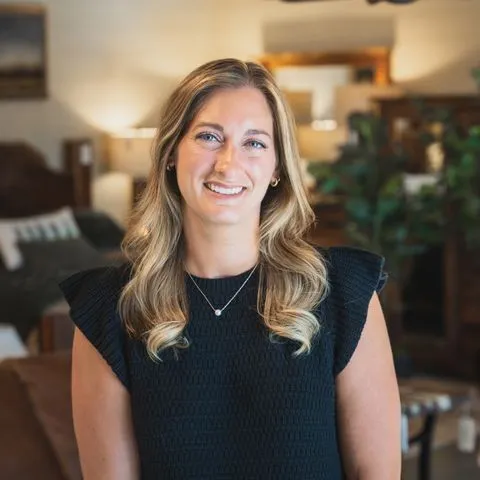 Portrait Photo of Lisa Nalaschi Floyd